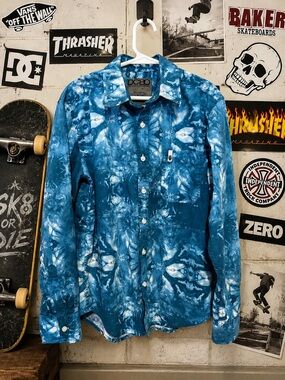 DCBD Boys Medium Blue Tie Dye Button Front Shirt Skull Pocket Roll Tab Sleeves